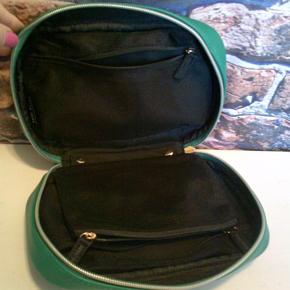 Bobbi Brown Pebbled Leather Green Zip Around Makeup Travel Case - Picture 2 of 2